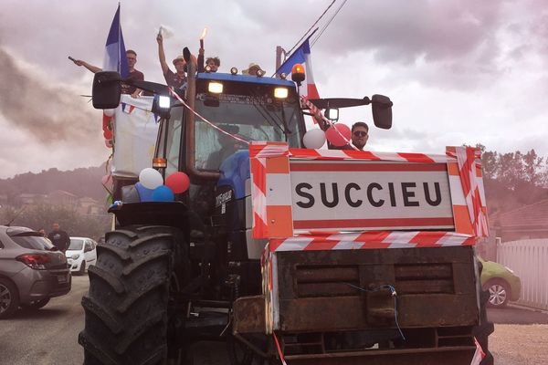 Les Olympiades de la Force paysanne de Succieu (Isère) s'ouvrent avec un défilé de chars paysans.