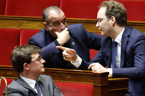 Sacha Houlié, député de la Vienne, échange avec Sylvain Maillard, président du groupe Renaissance et Eric Bothorel, le 20 décembre 2023 à l'Assemblée nationale.