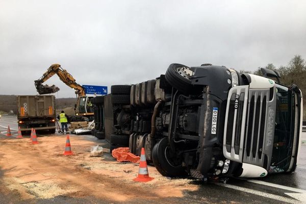 Le chauffeur du poids-lourd a été légèrement blessé dans l'accident. L'A20 est coupée dans le sens nord-sud vers Toulouse