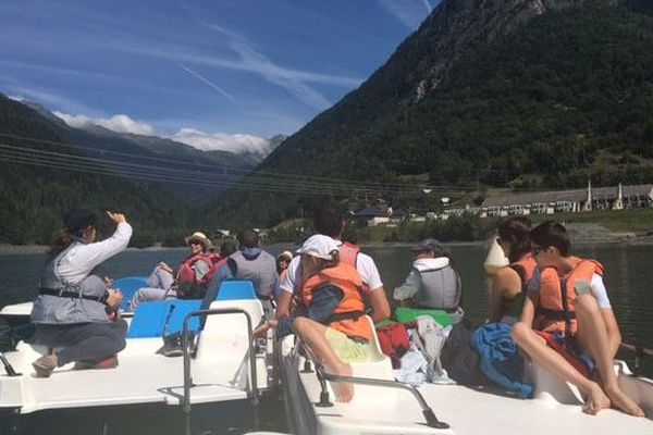 La balade est également l'occasion pour des touristes de découvrir la montagne en été.