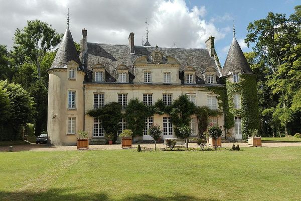 Dans l'Orne, au coeur du Perche, à St Denis sur Huisne : le château du Blavou, et un ciel très changeant pour ce LUNDI de Pentecôte.