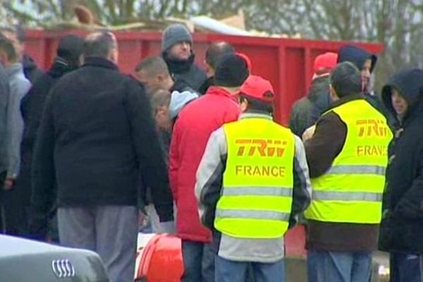 Des salariés de l'équipementier automobile TWR à Longvic ont tenté d'interrompre une réunion concernant le PSE (Plan de sauvegarde de l'emploi) qui se tenait mardi 28 janvier 2014.