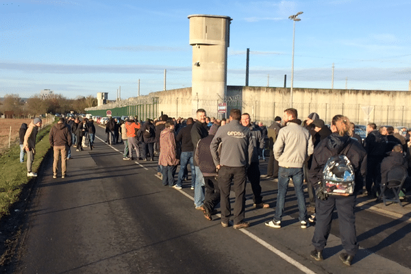 Un détenu du centre de Moulins-Yzeure (Allier) a déposé un recours en justice pour dénoncer les conséquences des blocages de surveillants sur les personnes incarcérées, a-t-on appris jeudi 25 janvier.