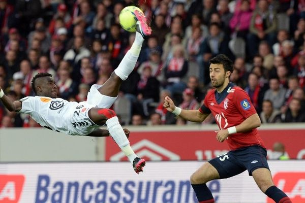 LOSC - Stade de Reims / 11 mai 2013 / Pape Ndiaye Souare controle le ballon devant le défenseur lillois Marko Basa.