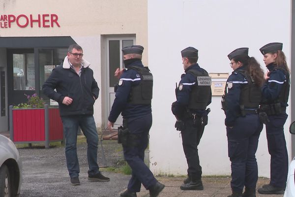 Rédaction évacuée et vérification des gendarmes au Poher Hebdo.