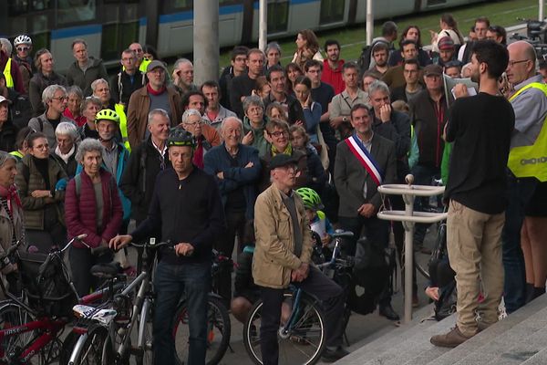 Entre 200 et 250 personnes se sont réunies devant l'Hôtel de ville de Grenoble en hommage à Paul Varry, cycliste tué à Paris, mardi 15 octobre.