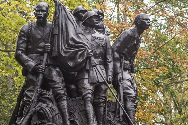 Installé au parc de Champagne, le monument "Aux héros de l’Armée noire" a été déplacé à plusieurs dizaines de mètres en octobre denier pour la venue du chef de l'Etat.