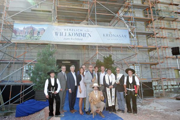 La famille Mack participe à la pose de la première pierre de'l'hôtel Krønasår.