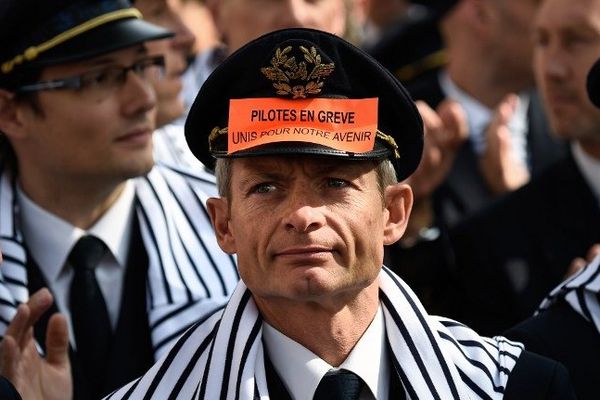 Pour la première fois depuis le début du conflit, les pilotes sont descendus dans la rue pour exprimer leurs craintes de délocalisation d'emplois devant l'assemblée nationale à Paris.