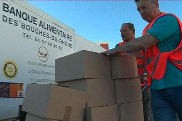 Le samu social et la banque alimentaire récupèrent les denrées alimentaires invendus autour du Stade Vélodrome, lors des matches à Marseille puis les distribuent aux plus démunis