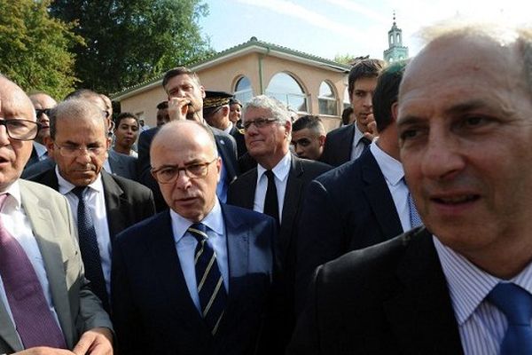 Le ministre de l'Intérieur et des cultes Bernard Cazeneuve devant la mosquée d'Auch vendredi après-midi