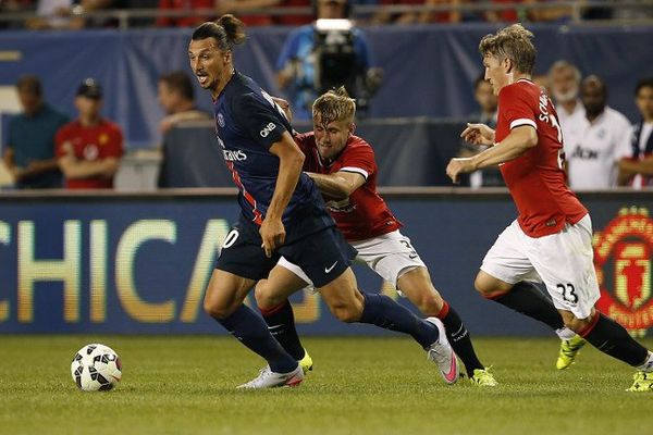 Zlatan Ibrahimovic aux prises avec les mancuniens Luke Shawet Bastian Schweinsteiger.