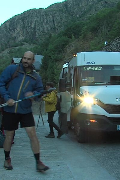 Une vingtaine de passagers peuvent désormais rallier Saint-Christophe-en-Oisans par la navette du matin, en place jusqu'au 1er septembre.