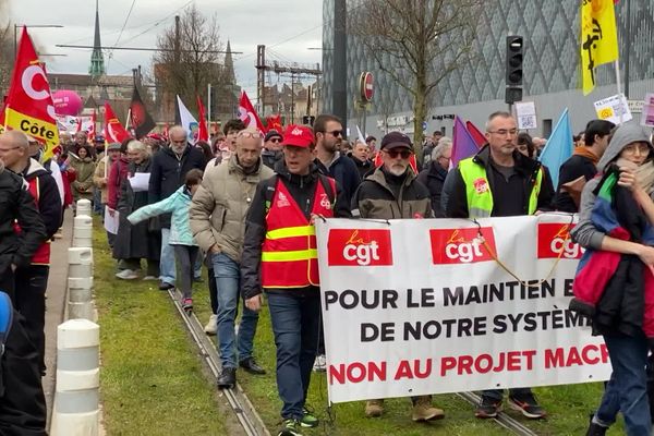 Des manifestants dans les rues de Dijon, le 11 mars 2023.