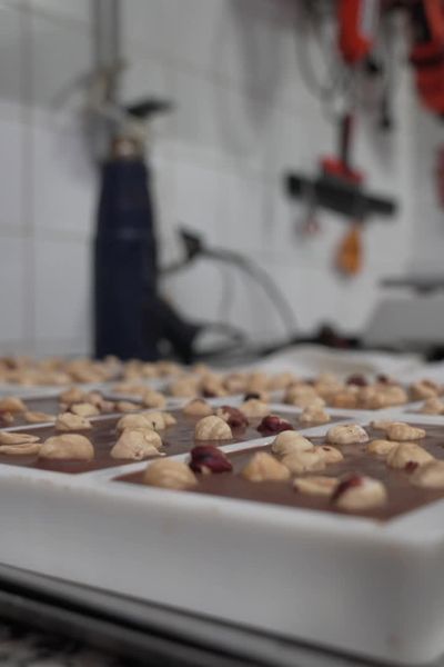 Chez ce pâtissier chocolatier, le prix des tablettes de chocolat doit double pour compenser la hausse de la matière première.