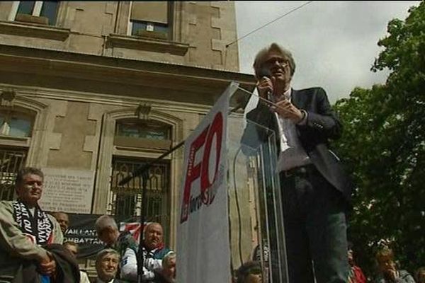 Un rassemblement devant la plaque des Canuts, mairie du 4e arrondissement - 01/05/14