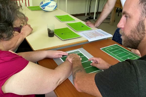 Avec cette formation, Alice apprend les règles du rugby. En touchant, elle visualise les actions sur le terrain.