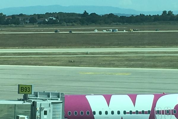 Sur les pistes de l'aéroport de Lyon Saint-Exupéry, la Mercedes volée vient d'être stoppée après une course poursuite.