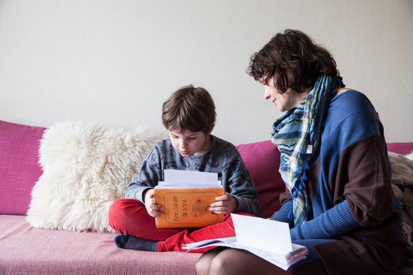 Dans une société pensée pour la bi-parentalité, les familles monoparentales connaissent une lourde charge mentale, surtout à l'approche des fêtes de fin d'année.