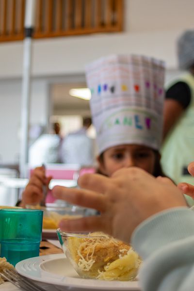 Chaque enfant goûte les six "plats durables" au menu du jour.