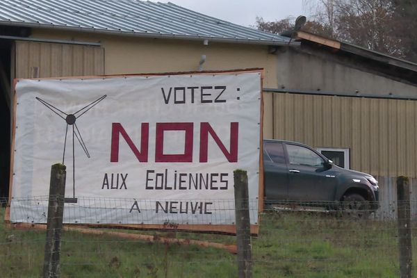 La majorité des habitants de Neuvic s'opposent à ce projet éolien, dénonçant un projet "absurde".