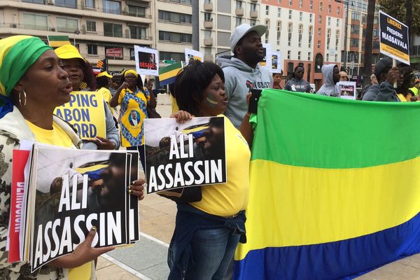 Perpignan - manifestation pour le départ de Bongo du Gabon - 30 septembre 2017.