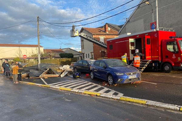 Débris et pompiers à Suippes.