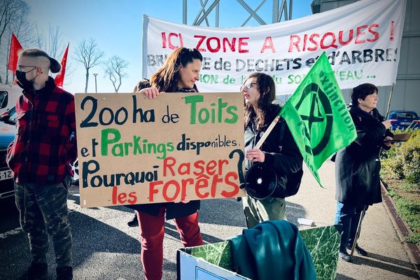 Une centaine de manifestants se sont rassemblés ce lundi 3 avril à Metz Technopôle, contre un projet de centrale photovoltaïque dans la forêt de Mercy.