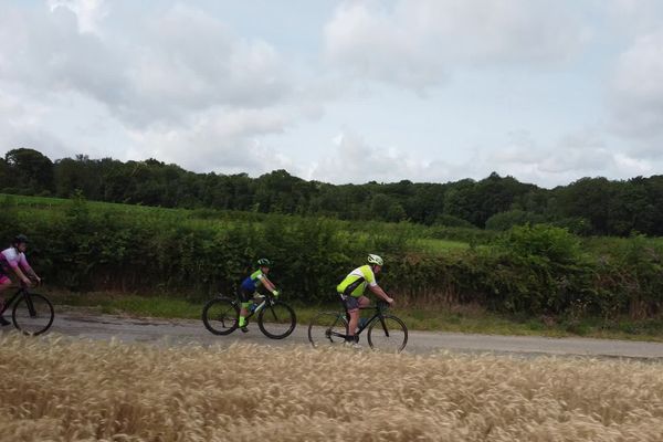 Parcourez l'EuroVelo 4 allant de l'Oye-Plage à Calais en vélo.