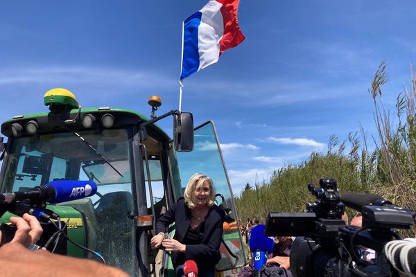 Marine le Pen est arrivée à bord d'un tracteur à Saint-Gilles