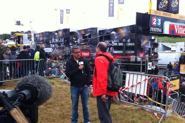 Les éditions "Spécial Tour" de France 3 Alpes, présentées par Bernard Portugal (ici à l'Alpe d'Huez). 