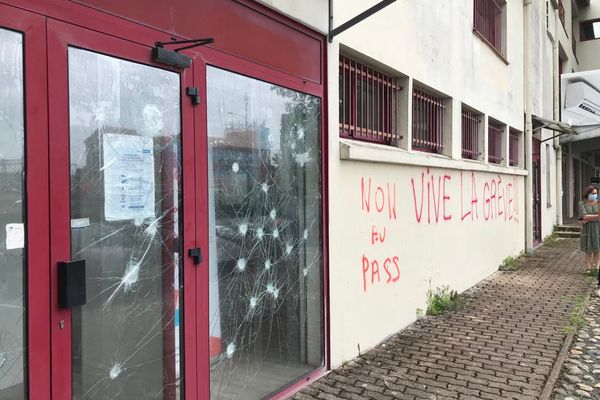 32 impacts de boules de pétanque sur les portes-vitrées et des tags sur le mur ont été découverts à l'Ordre des infirmiers d'Occitanie à Toulouse (Haute-Garonne) ce vendredi 6 août dans la matinée. 