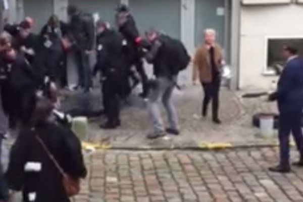 Une vidéo prise par un avocat montre les forces de l'ordre vouloir libérer l'accès au tribunal et la résistance des manifestants 