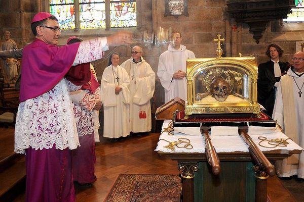 Monseigneur Moutel, évêque de Saint-Brieuc, pendant l’inhumation de Louise de Tonquedec