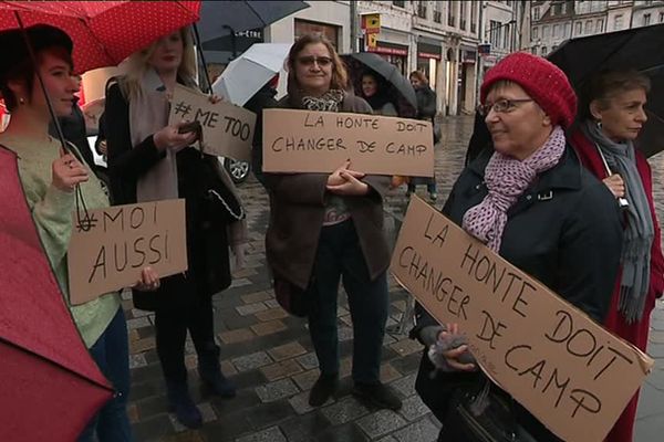 Une partie des personnes présentes sur la place. 