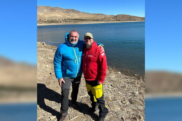 Arnaud Chassery au bord du lac de Tilsit avec le médecin en charge du suivi de l'épreuve, le docteur Michal