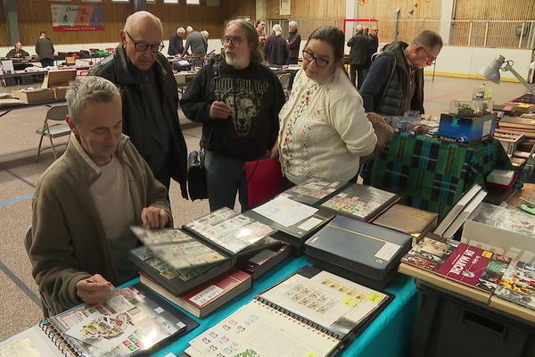 Les collectionneurs de timbres réunis à Chambéry ce 11 novembre 2024