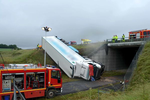 Le camion a fini sa course sur la route départementale en contrebas.