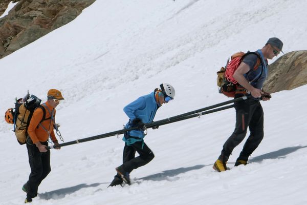 Ancelin, au milieu, qui tente de gravir le mont Blanc à l'aide ses accompagnateurs