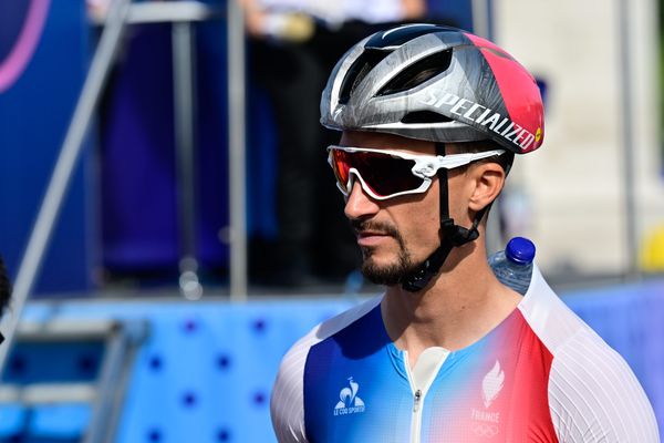 Julian Alaphilippe n'obtiendra pas de troisième titre de champion du monde de cyclisme sur route en 2024. Le Berrichon s'est déboité l'épaule suite à une chute et a été contraint de déclarer forfait.