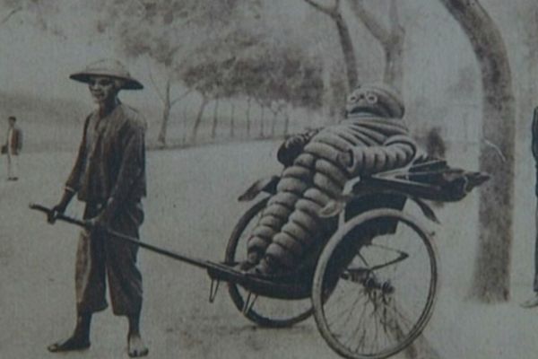 Cette carte postale des années 1920-1930 est le symbole de la domination française en Indochine. Dans les plantations d'hévéa de Michelin, 6000 coolies vont défricher des milliers d'hectares de forêts, afin de récolter cette matière première stratégique.