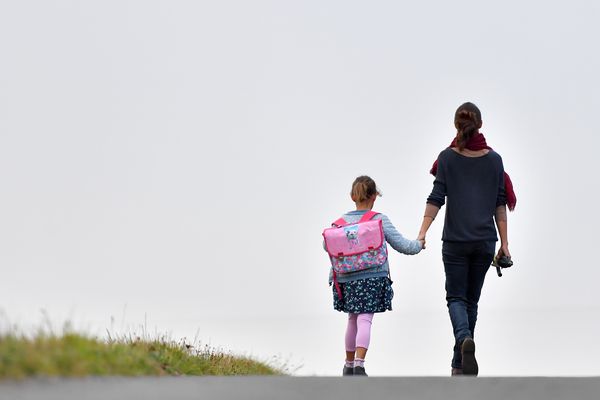 L’éducatrice familiale accueille dans une maison familiale d’un village d’enfants SOS des frères et sœurs en difficulté.