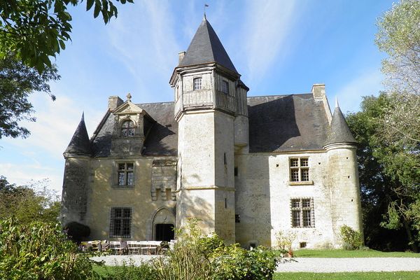 Dans l'Orne, à Villebadin, une journée de soleil est promise au manoir d'Argentelles.