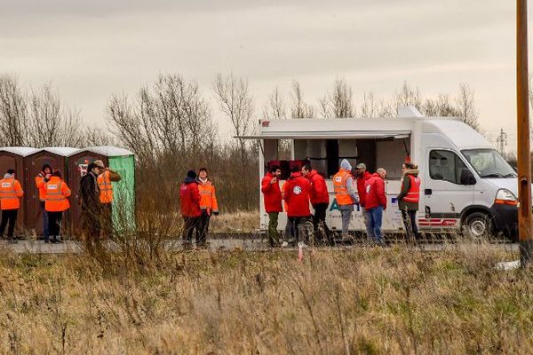 L'association "La vie active" est mandatée par l'État pour assurer la distribution de repas. 