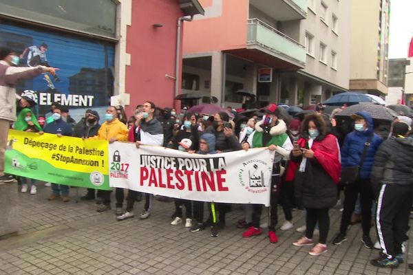 Environ 500 personnes ont manifesté en soutien à la Palestine dans les rues d'Annecy samedi 15 mai. 