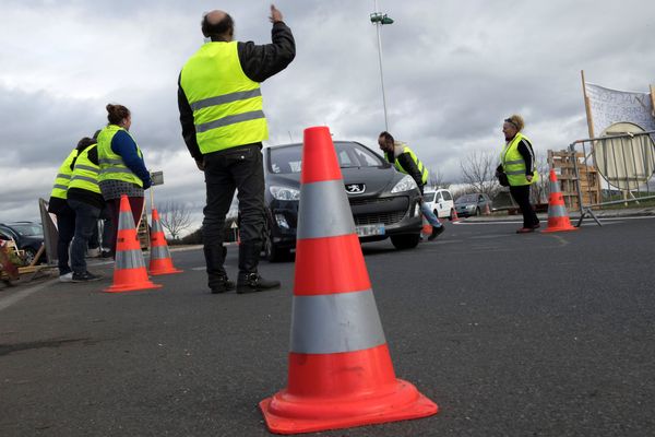 Les blocages de ronds-points ou de centre commerciaux par des gilets jaunes (ici à Saint-Beauzire dans le Puy-de-Dôme) ont eu des conséquences néfastes sur l'économie du département. 