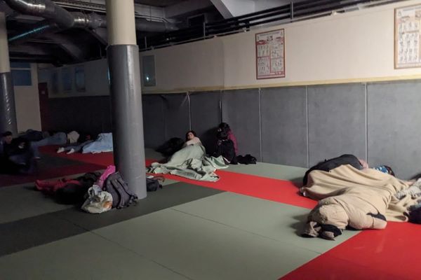 Une cinquantaine d'enfants et leur familles hébergées en urgence dans un dojo. Tours (Indre-et-Loire) - 3 avril 2024