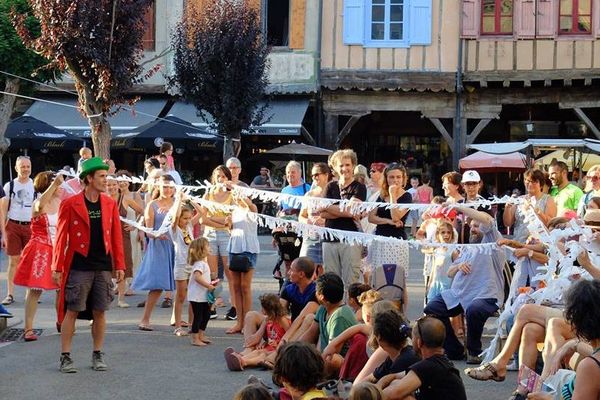 Chaque année, près de 8000 spectateurs investissent les rues de Mirepoix et ses villages alentours.