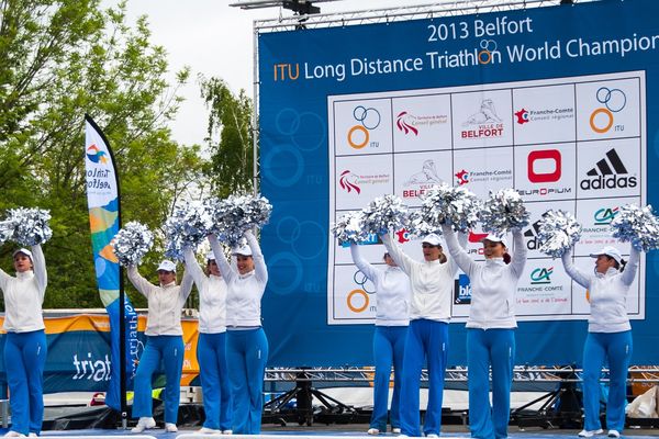 Des pom-pom girls pour réchauffer l'ambiance du triathlon de Belfort