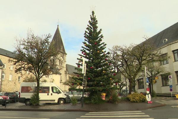 En Corrèze, la mairie d'Ussel a installé un sapin synthétique sur la grand-place - 08/12/2021 -